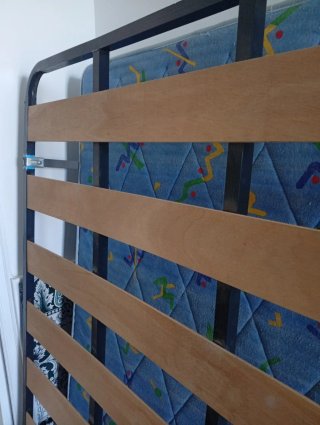 Somier y colchon150 cm metálico y madera