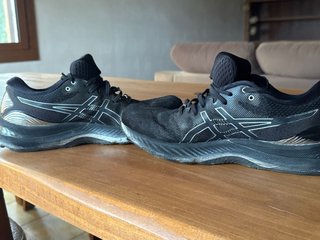 Zapatillas Asics Negras y Plateadas