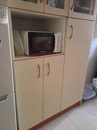 Mueble de cocina beige y multicolor