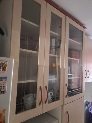 Mueble de cocina beige y multicolor