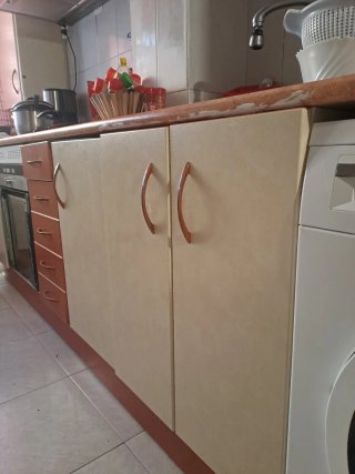 Mueble de cocina beige y multicolor