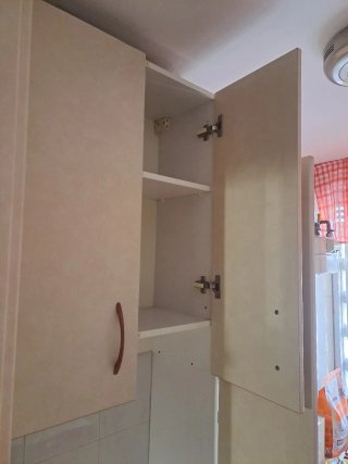 Mueble de cocina beige y multicolor
