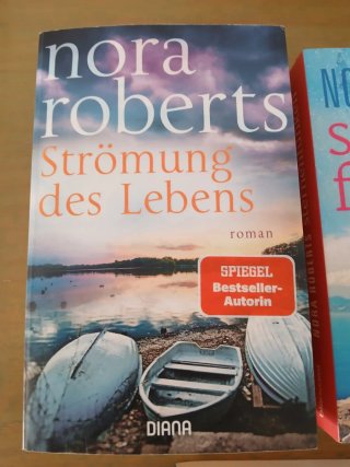 Tres novelas de la autora Nora Roberts en alemán.