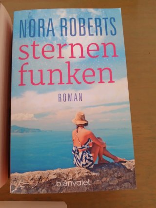 Tres novelas de la autora Nora Roberts en alemán.