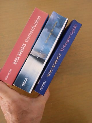 Tres novelas de la autora Nora Roberts en alemán.