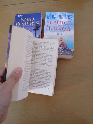 Tres novelas de la autora Nora Roberts en alemán.