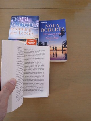 Tres novelas de la autora Nora Roberts en alemán.