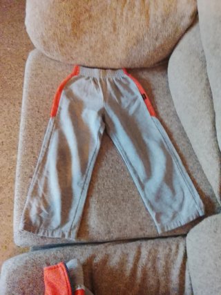 Pantalón de gimnasia gris con detalles naranja