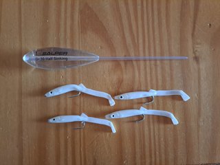 4 Señuelos de pesca blancos + bombeta flotante 30g
