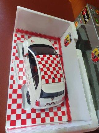 Fiat 500 Abarth Bburago scala da 1/18