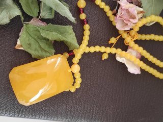 Collana resina giallo intenso con pendente