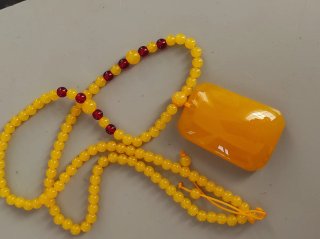 Collana resina giallo intenso con pendente