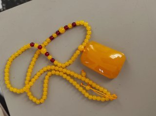 Collana resina giallo intenso con pendente