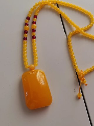Collana resina giallo intenso con pendente
