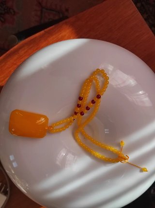 Collana resina giallo intenso con pendente