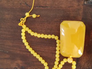 Collana resina giallo intenso con pendente