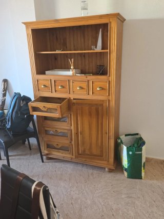 Sofá cama y mueble con cajones