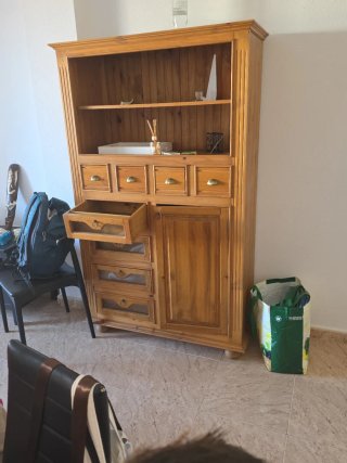 Sofá cama y mueble con cajones