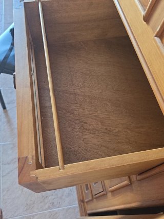 Sofá cama y mueble con cajones