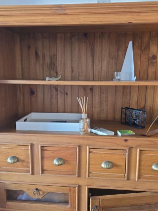 Sofá cama y mueble con cajones