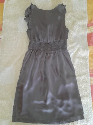 Vestido de seda gris con volantes