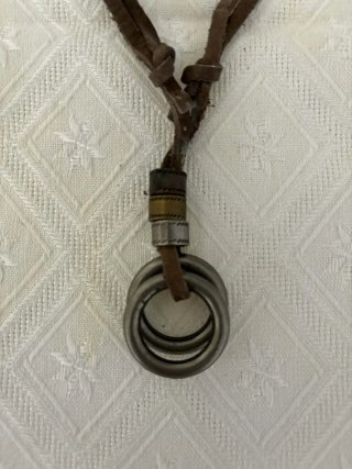 Collar in pelle con 2 anelli da uomo
