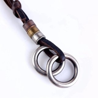 Collar in pelle con 2 anelli da uomo