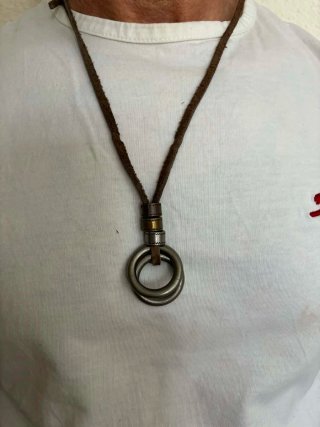 Collar in pelle con 2 anelli da uomo