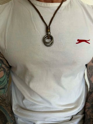 Collar in pelle con 2 anelli da uomo