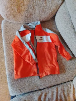 Chaqueta deportiva naranja y gris