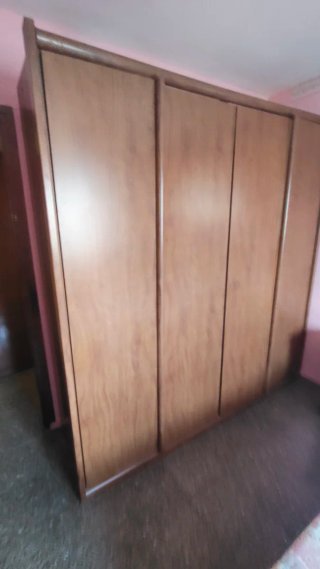 Armario de madera grande