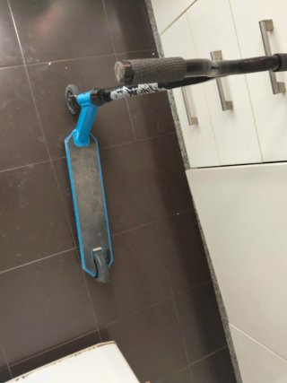 Patín de freestyle azul y negro