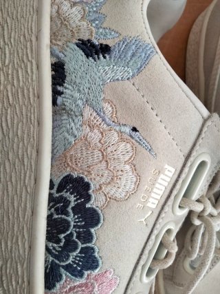Sneakers Puma Suede ricamate da donna