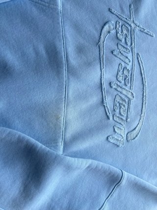 Sudadera con logo bordado