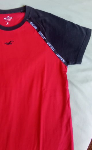 Camiseta Hollister Manga Corta Roja y Negra