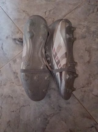 Scarpe da calcio Adidas argento e rosse
