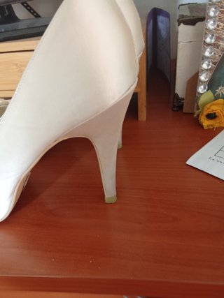 Scarpe da sposa bianche MENBUR con fiori