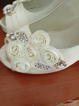 Scarpe da sposa bianche MENBUR con fiori