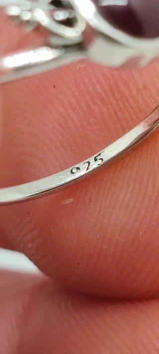 Anillo de Plata y Granate.
