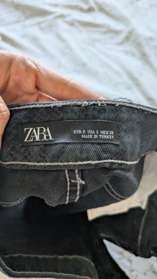 Falda mini negra con estampado de serpiente