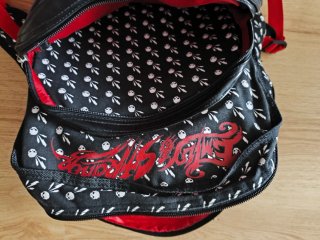 Mochila Negra con Estampado Calaveras y Rojo