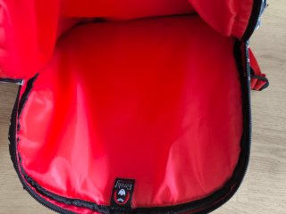 Mochila Negra con Estampado Calaveras y Rojo