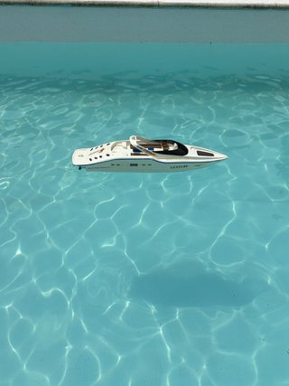 Barco para jugar en la piscina