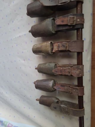 8 Cencerros Antiguos con Correa de Cuero