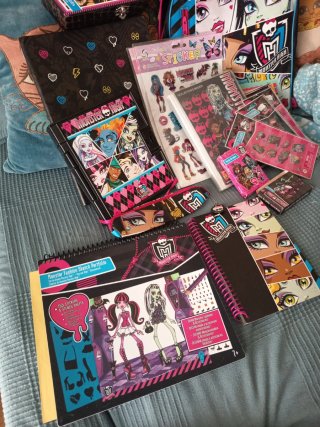 Lote Monster High: Muñecas, Mochila y Accesorios