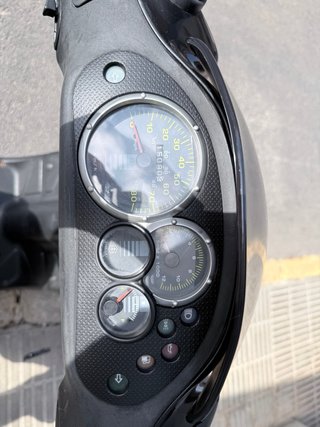 Piaggio Typhoon 2T Scooter Negra, COMO NUEVA.