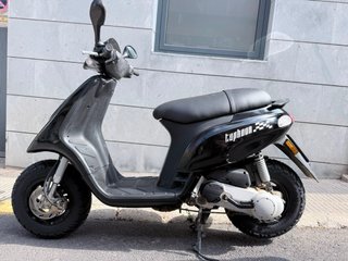 Piaggio Typhoon 2T Scooter Negra, COMO NUEVA.