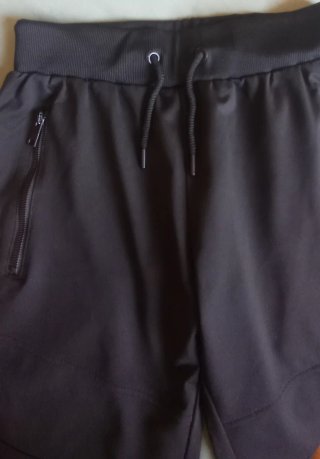 Bermuda deportiva Nike negra
