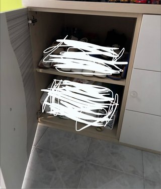 Cómoda blanca y verde con tiradores redondos
