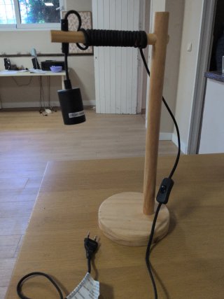 Lámpara de mesa madera y cable negro
